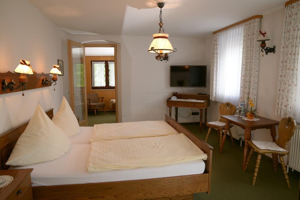 Pension & Metzgerei Friedrich Trebgast Ruang foto